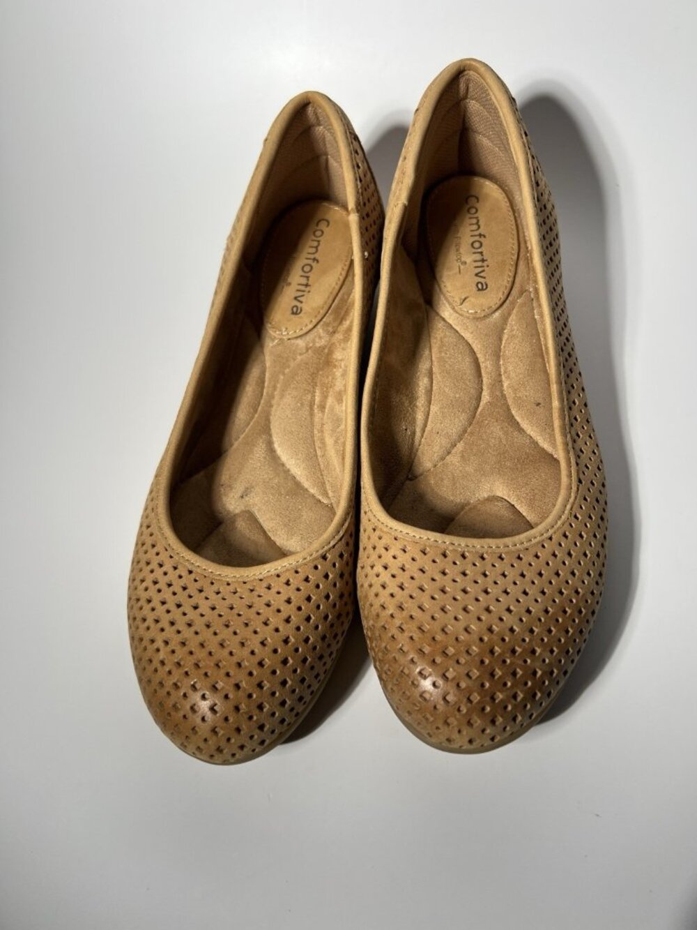 Comfortiva Electra Womenโs Nubuck Leather Flats Brown Size 8M Laser Cut